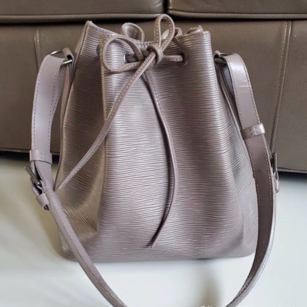 LOUIS VUITTON EPI Leather NOE Petit Shoulder Bag in Lilac